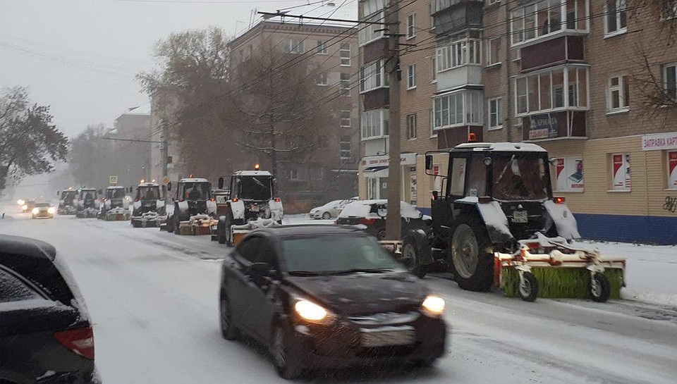 На ул. Сони Кривая в центре города вышла спешно техника. Битва продолжается. Фото: Марк Рискин.