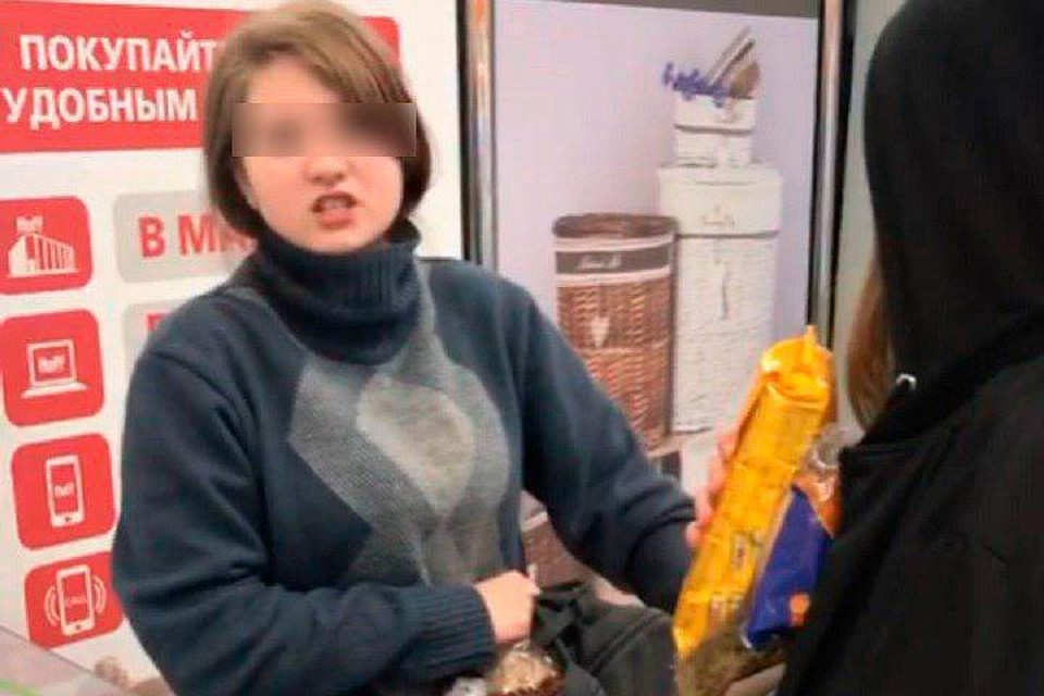 Две девочки обворовали контейнер с продуктами для нуждающихся в Петербурге