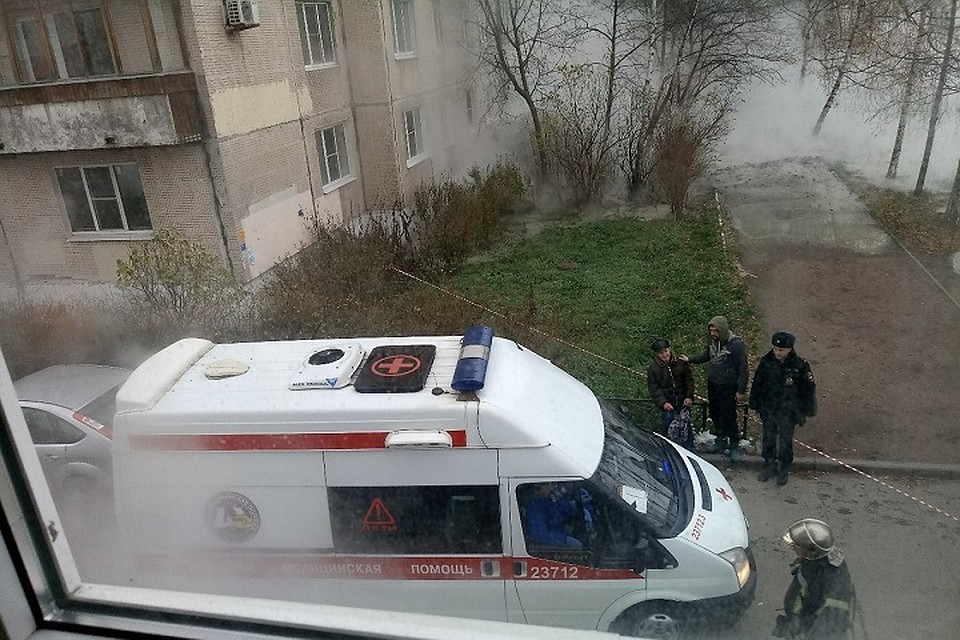 Пенсионер упал в кипяток, вытекший из прорвавшейся трубы на Олека Дундича в Петербурге