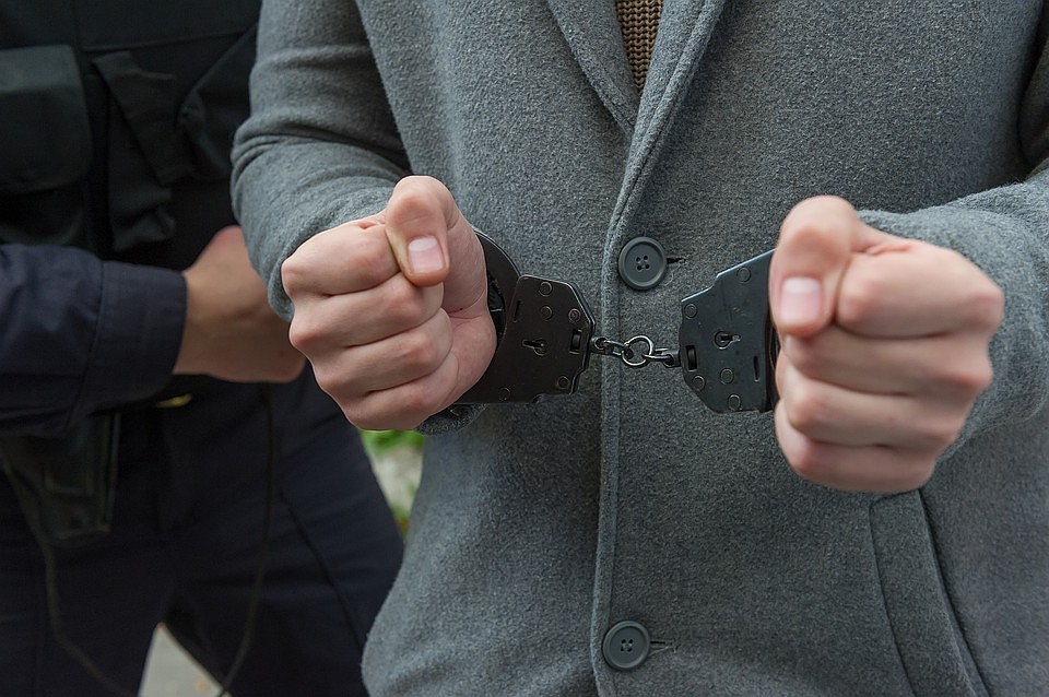 Мужчину обвиняют в получении взяток на сумму более 1,5 миллиона рублей.