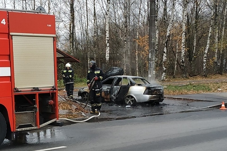 От "Приоры" в считанные минуты осталось лишь "рожки да ножки". Фото: vk.com/spb_today