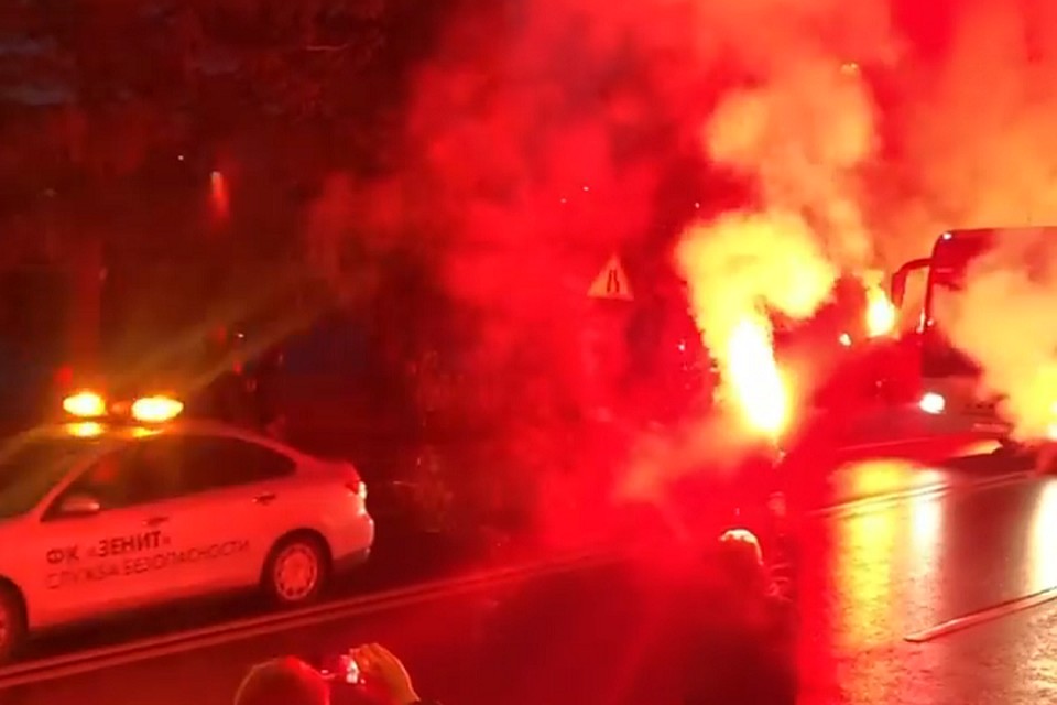 Болельщики "Зенита" файерами встретили клубный автобус. Фото: instagram.com/philler21