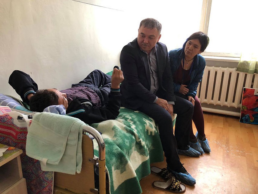 Представители мэрии проведали пострадавшего мужчину.
