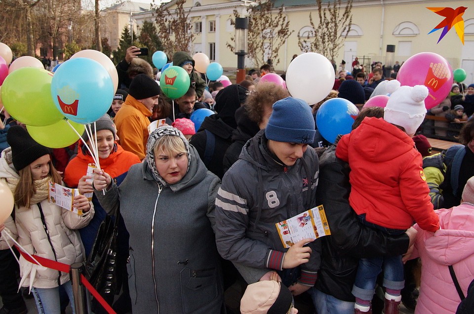 В толпе были и дети, и взрослые