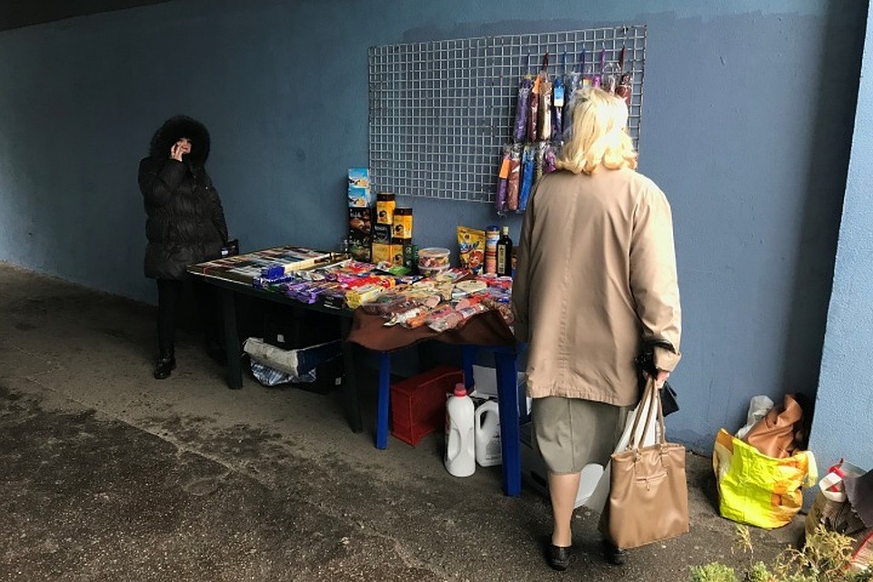Самая известная нелегальная торговая точка - в арке у гостиницы "Калининград". Она давно стала головной болью мэрии.