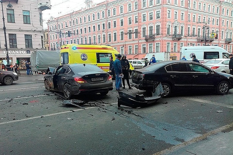 Также виновник смертельной аварии выплатит 3,8 млн рублей пострадавшим. Фото: vk.com/spb_today
