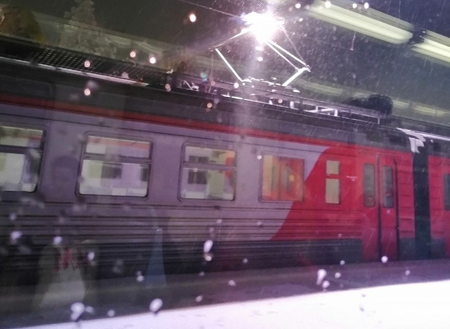 В основном, поезда "вставали" из-за наледи и снега на контактных проводах. Фото: vk.com/spb_today_unpublished