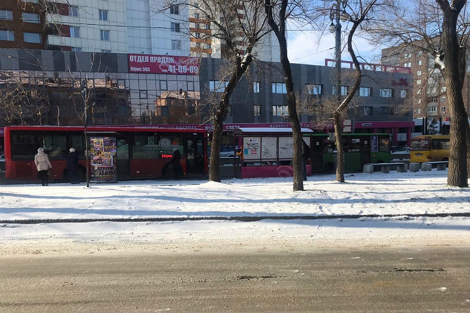 В Хабаровске автобусы столкнулись на гололеде, пострадал пассажир