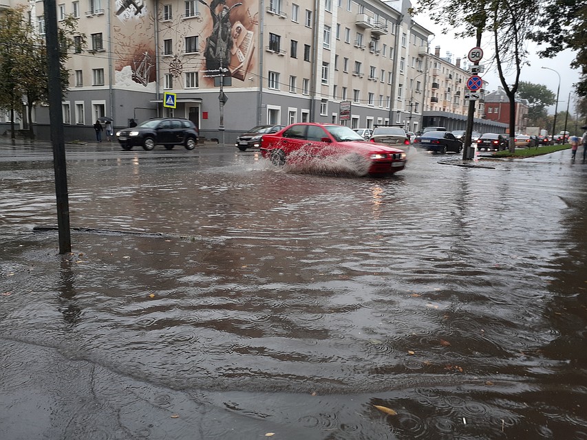 В праздничные выходные улицы Пскова превратились в реки.