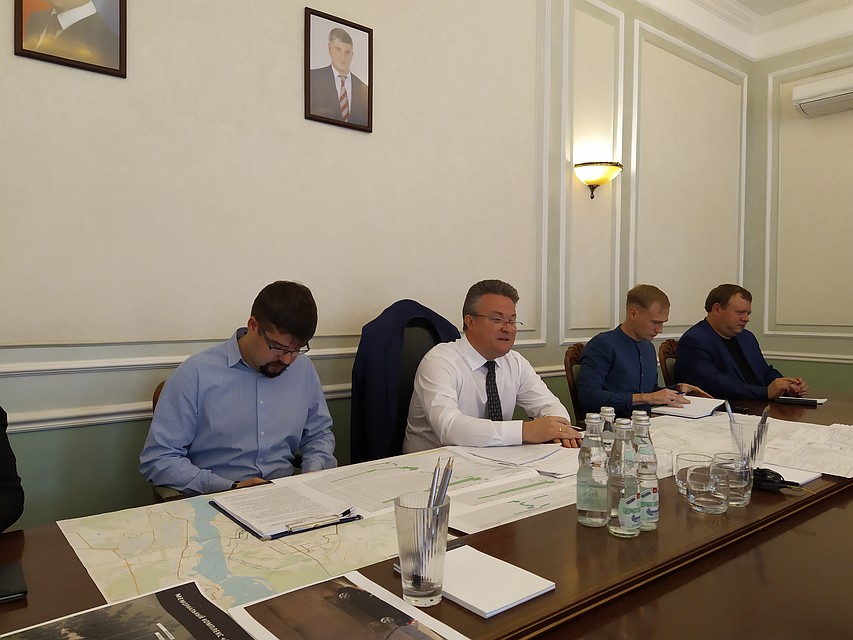 Проблемой было и то, что мост проходит над действующей железной дорогой