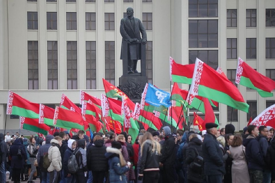 День Октябрьской революции собрал в центре Минска несколько сотен человек