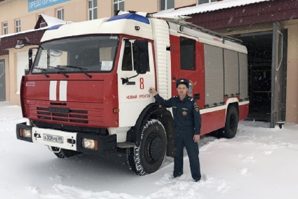 В Новом Уренгое сотрудник МЧС спас провалившуюся под лед собаку Фото: 89.mchs.gov.ru