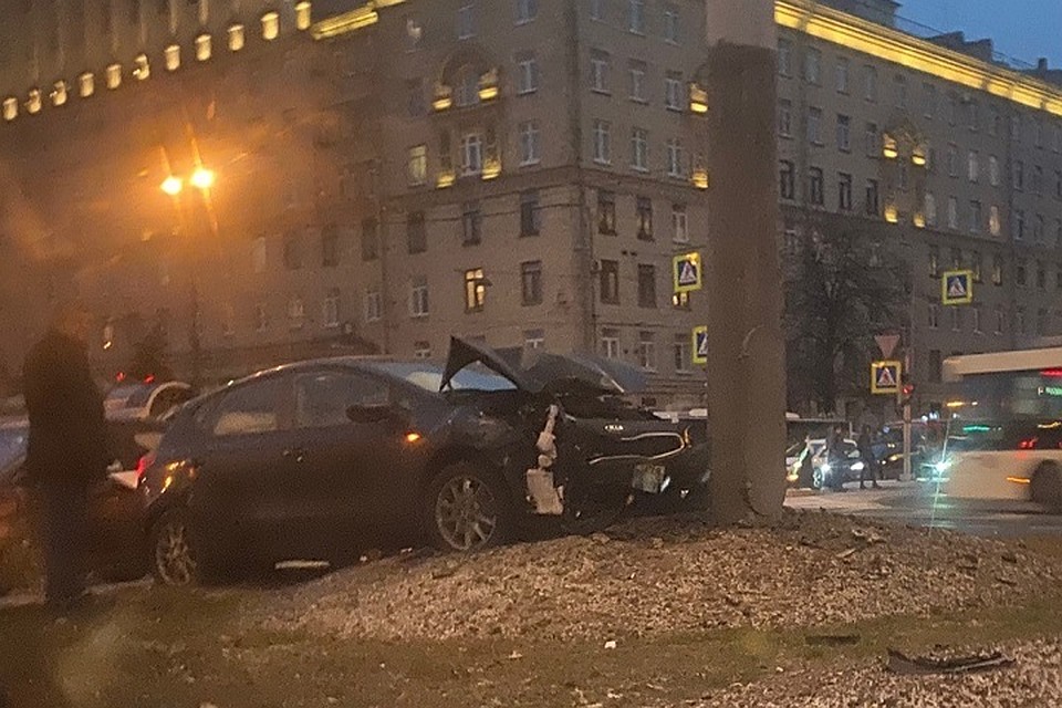 На Московском проспекте иномарка влетела в столб. Фото: vk.com/spb_today