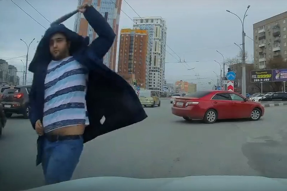 Агрессивный водитель разбил машину такси битой. Фото: «ЧП Новосибирск»