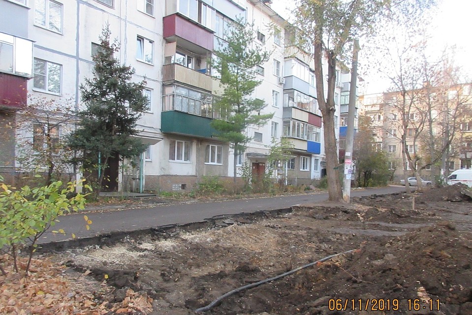 Во дворе дома рабочие порвали кабель, оставив липчан без света