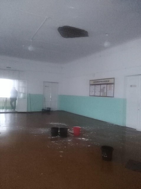 Все случилось из-за прорыва трубы.