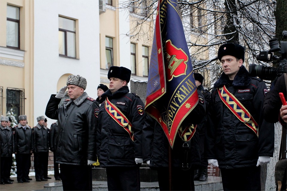 Митинг прошёл перед памятником павшим при исполнении своих обязанностей сотрудникам МВД.