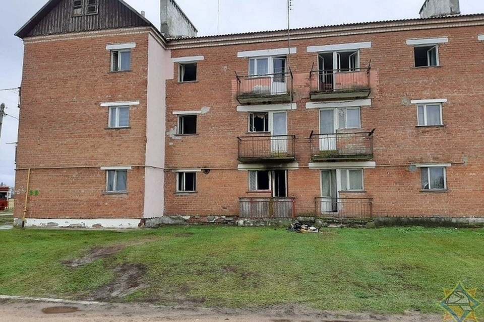Во время пожара в деревне Вулька-Обровская сосед спас четырехлетнего мальчика, который был один в квартире. Фото: МЧС