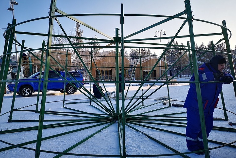 В городском парке Ноябрьска начали монтировать елку. Фото с сайта администрации города Ноябрьск