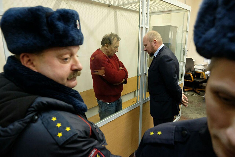 В Октябрьском суде десятки журналистов - все ждут, когда историку СПбГУ Соколову выберут меру пресечения.