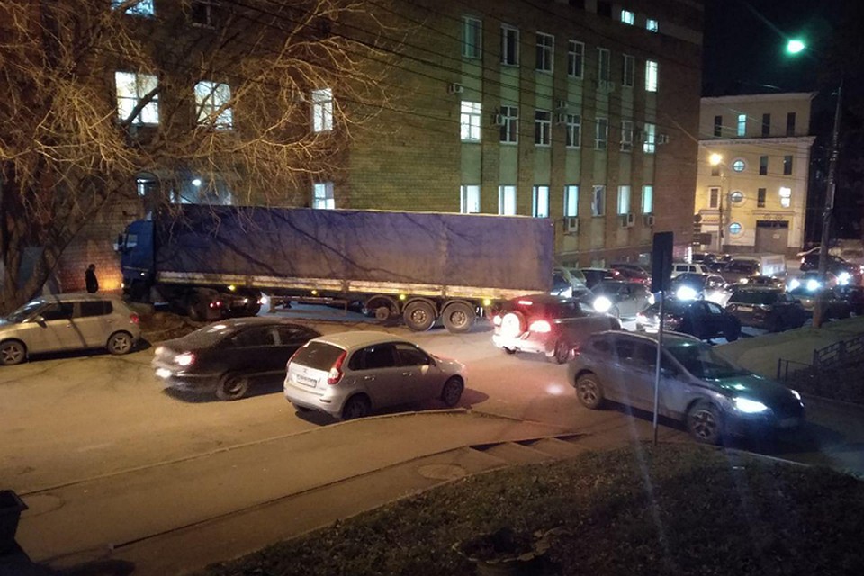 «Не убрался в арку»: большегруз застрял в центре Нижнего Новгорода