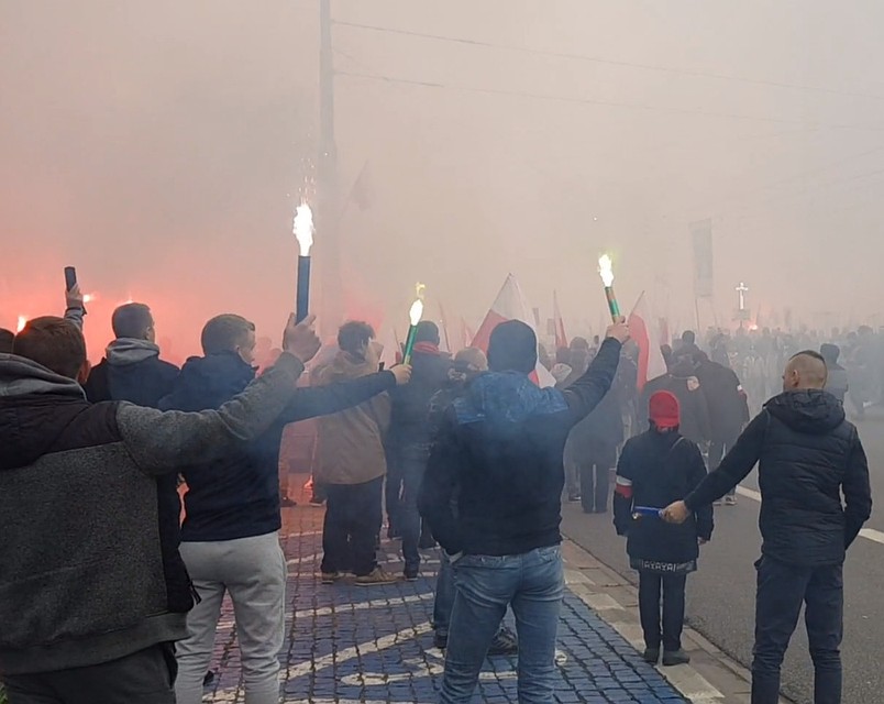 В толпе поджигают файеры
