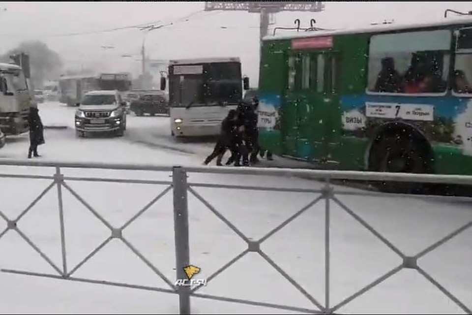 В Новосибирске пассажирам пришлось самим толкать застрявший троллейбус. Фото: Кадр из видео