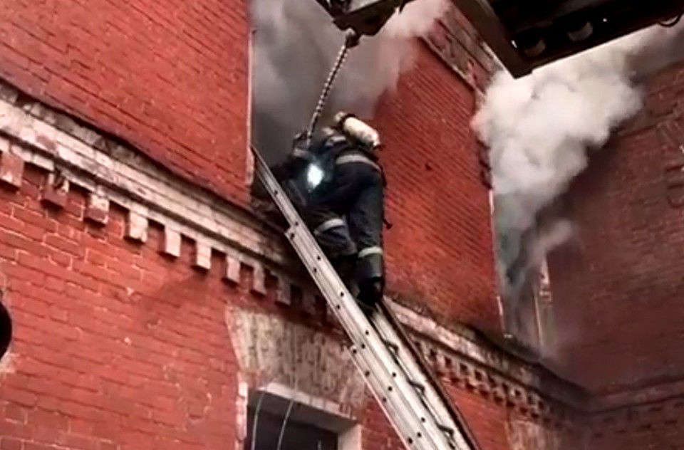 Пожар ликвидируют уже более 60 человек. Фото: с видео ГУ МЧС по Тверской области