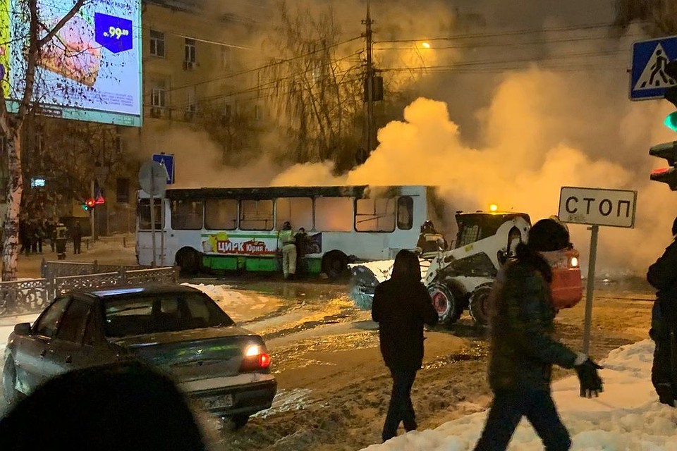 Кондуктор помогла пассажирам выйти из горящего автобуса.