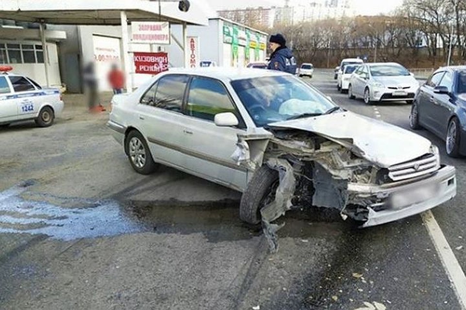 Свидетели уверяют, что виновник аварии сел пьяным за руль. Фото:AK_VDK, dps_vl