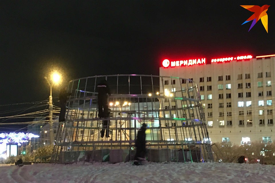 Рабочие уже начала возводить каркас главной елки Мурманска.