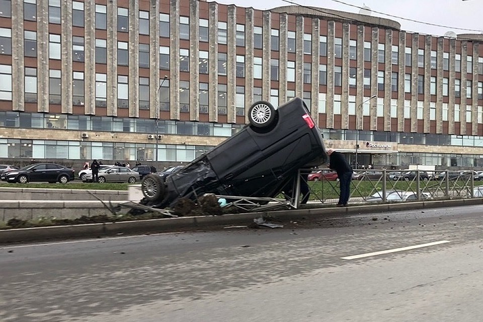 На Синопской набережной перевернулся микроавтобус. Фото: vk.com/spb_today