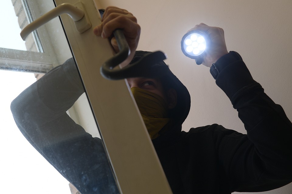 У главного инженера Государственного университета аэрокосмического приборостроения украли ювелирку и элитную косметику