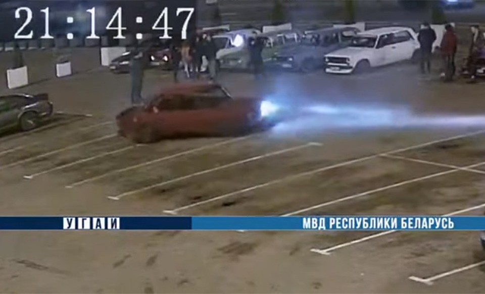Мозырянин на жигулях с российскими номерами дрифтовал в Гомеле на площади Ленина.