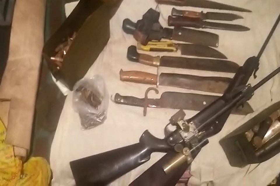 Старое оружие было разложено по всем комнатам.