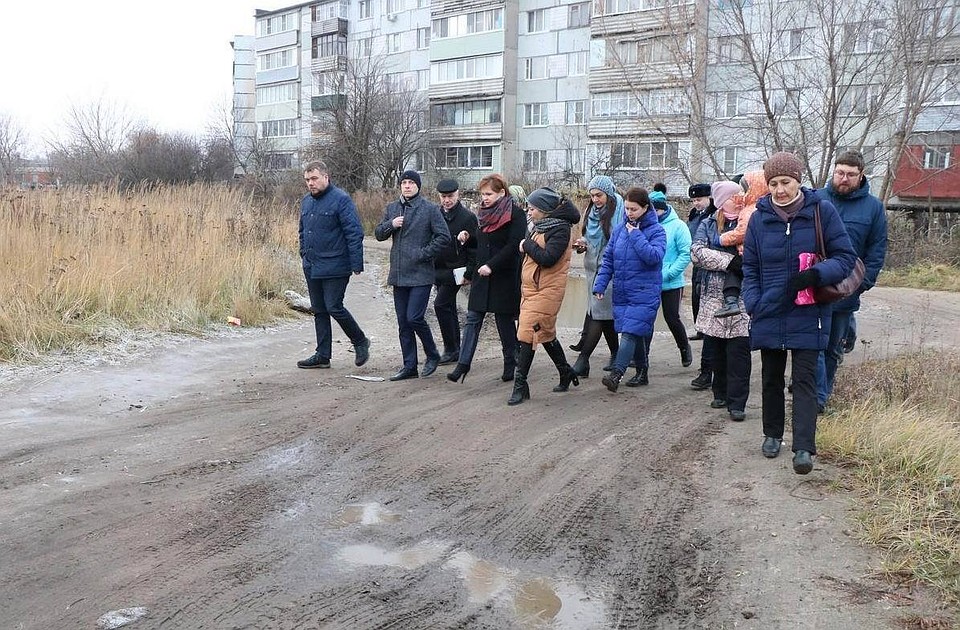 Эти лужи школьникам приходится преодолевать ежедневно, двигаясь к знаниям