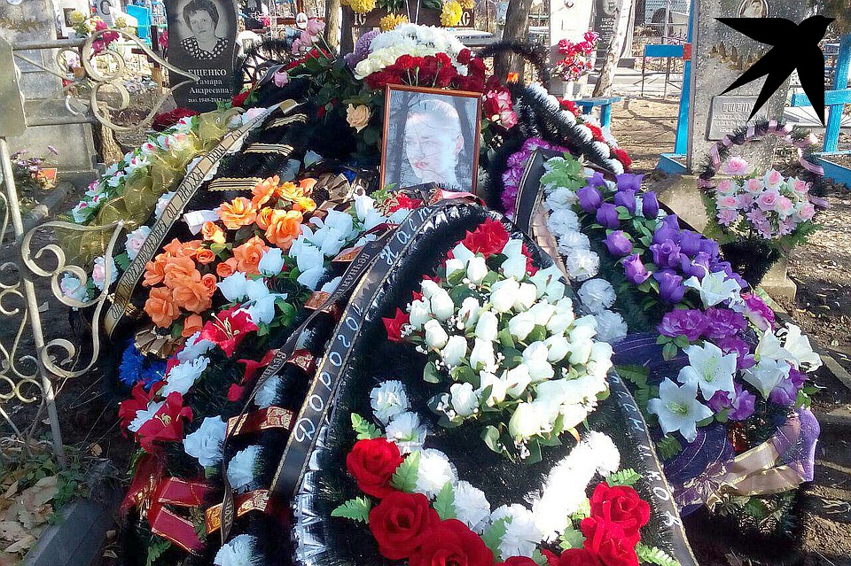 На могиле у Анастасии десятки венков от друзей и педагогов.