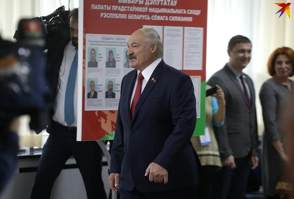 За час общения с журналистами на избирательном участке президент успел обсудить многие важные вопросы.
