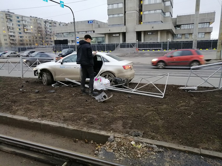 Водитель снес забор Фото: ДТП и ЧП Петербурга