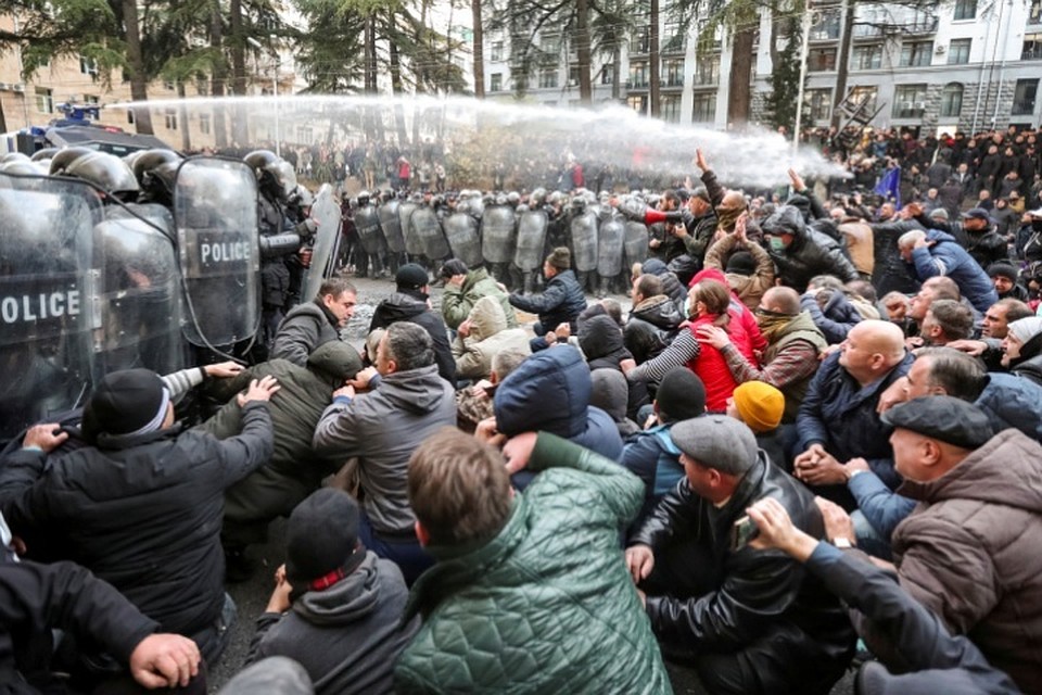 Противостояние полиции и демонстрантов в Тбилиси