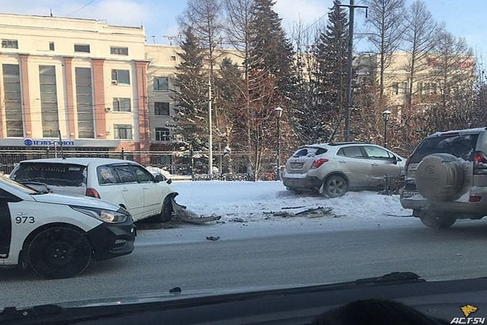 Обстоятельства ДТП еще не ясны. Фото: Новосибирская служба эвакуации «АСТ-54».
