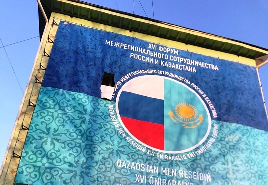 Соцсети облетела эта фотография. Один из жителей прорезал на плакате отверстие, так как им завесили окна дома. Фото: ngs55.ru