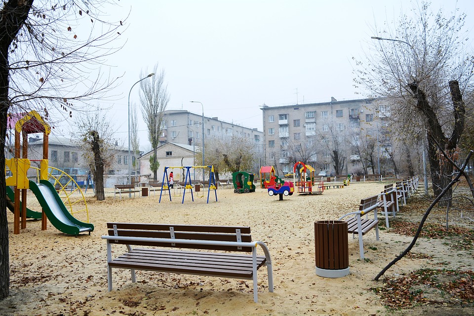 Мы насчитали в этом дворе 45 лавочек, но могли и ошибиться, уж больно их много!