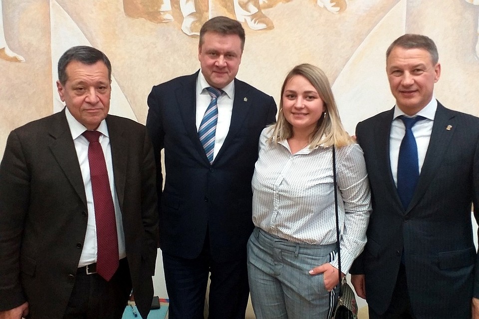 Катя фотографируется с "сильными мира сего", но это ей не мешает защищать директора сельской школы. Фото: из личного архива.