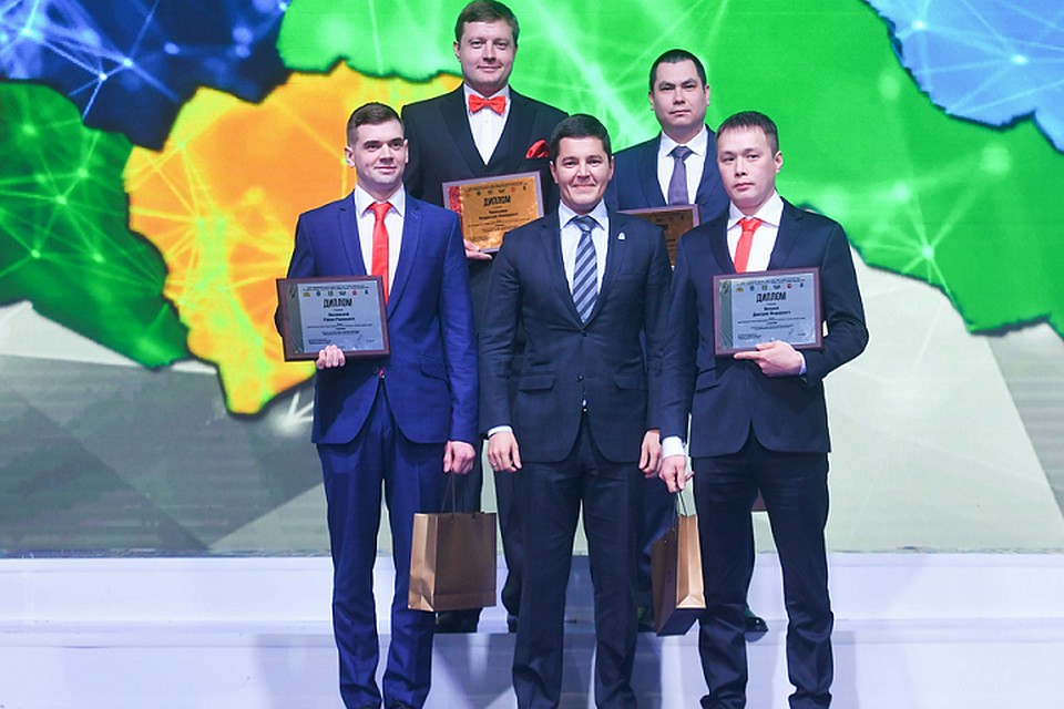 Глава Ямала наградил победителей конкурса «Славим человека труда» Фото: yanao.ru
