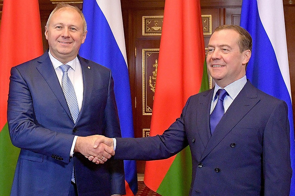 Премьер-министр Белоруссии Сергей Румас и премьер-министр РФ Дмитрий Медведев во время встречи в резиденции "Горки". Фото Александр Астафьев/POOL/ТАСС