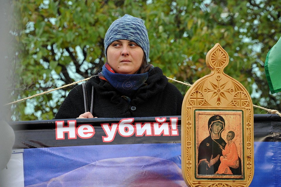 Противники абортов везде активно протестуют против прерывания беременности, но в Самаре чиновники пошли еще дальше.
