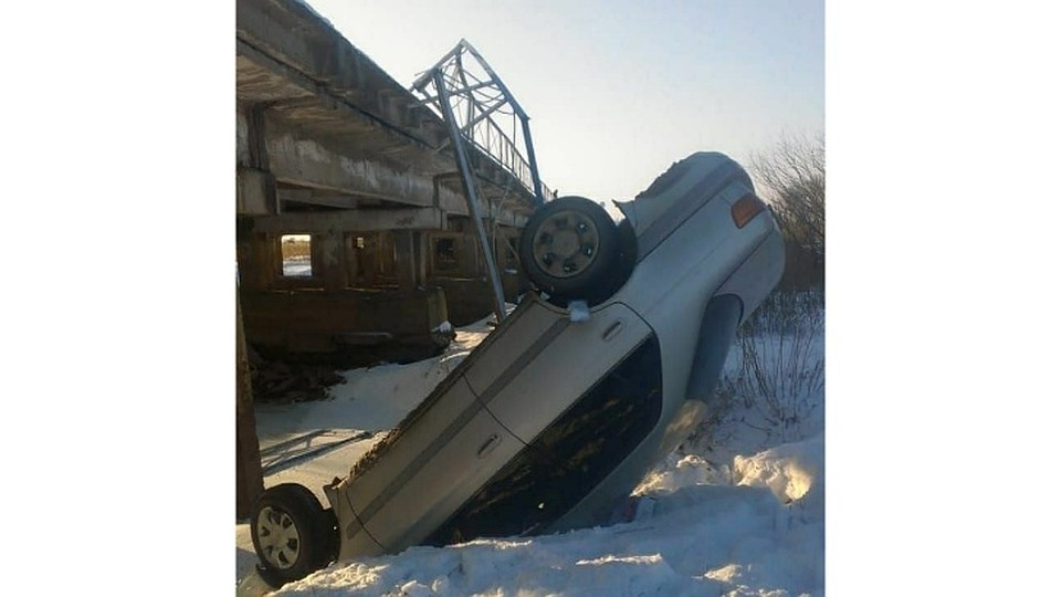 Автомобиль упал с моста в Приморье, обошлось без жертв. Фото: dps_pokrovka