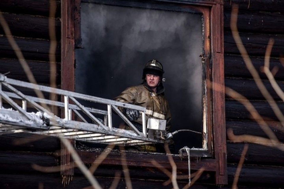 Дети надышались угарным газом после пожара. Фото: МЧС по Новосибирской области