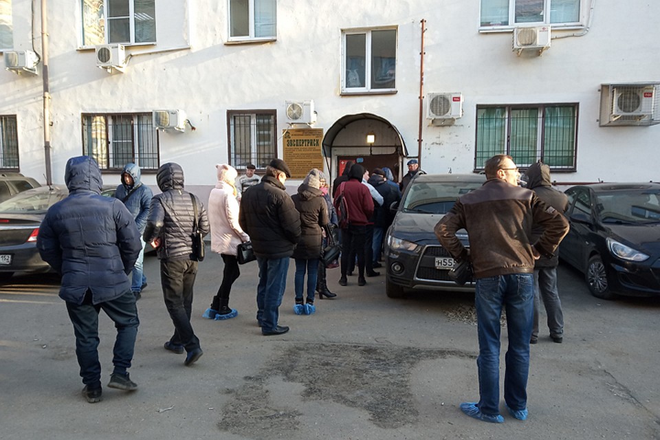 «Пришлось продлить прием, а то растерзают»: нижегородцы штурмуют медицинские центры, чтобы получить дешевые справки